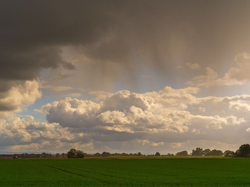 Wolken-Sonne-Regen-ber-Feld