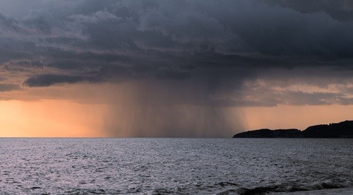 Regen-auf-Meer